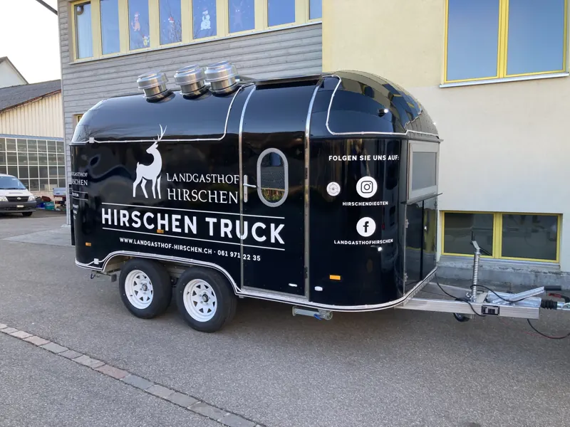 Beschrifteter Food-Truck-Anhänger Hirschen Truck