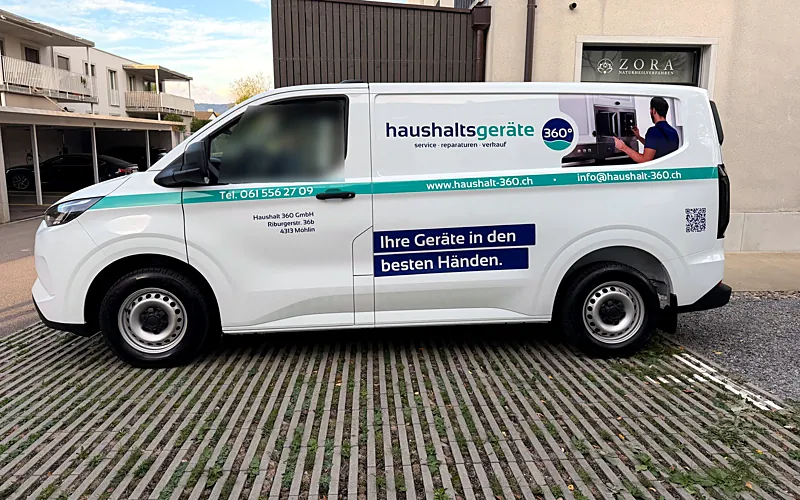 Servicewagen: Seite – Logo, Kontakt und Claim