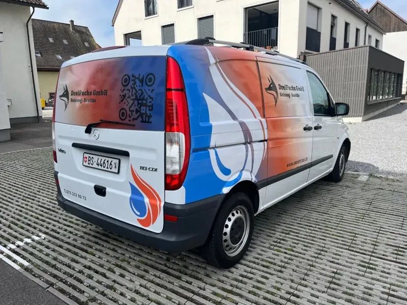 Lieferwagen mit QR-Code – Teilfolierung