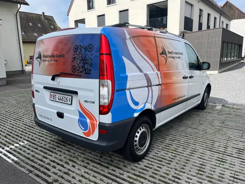 Lieferwagen mit QR-Code zur Google-Bewertung