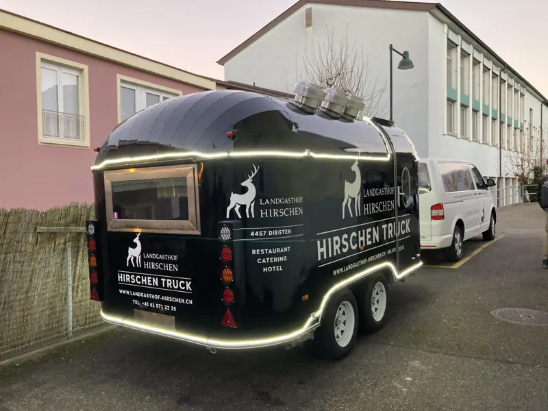 Hirschen Truck am Abend – Mit Beleuchtung im Einsatz