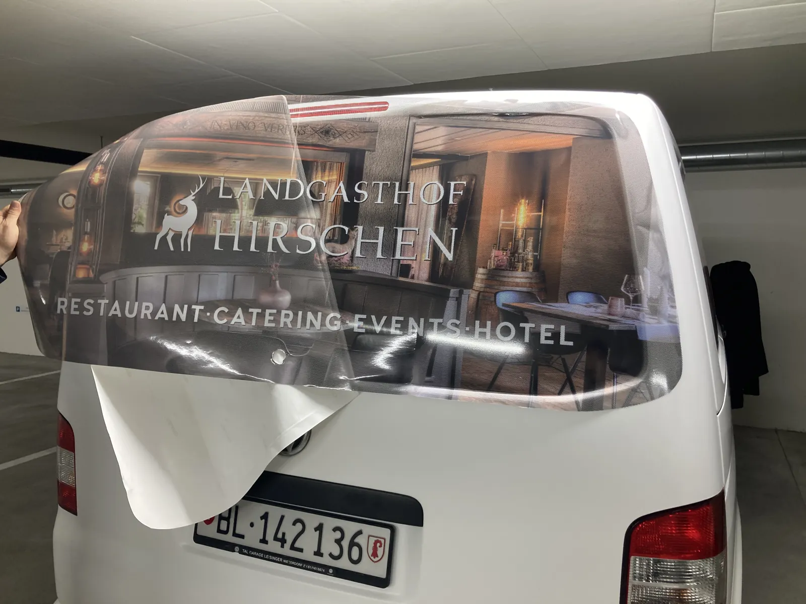 Montage einer Fahrzeugfolie in der Werkstatt von Marketing 360° in Möhlin