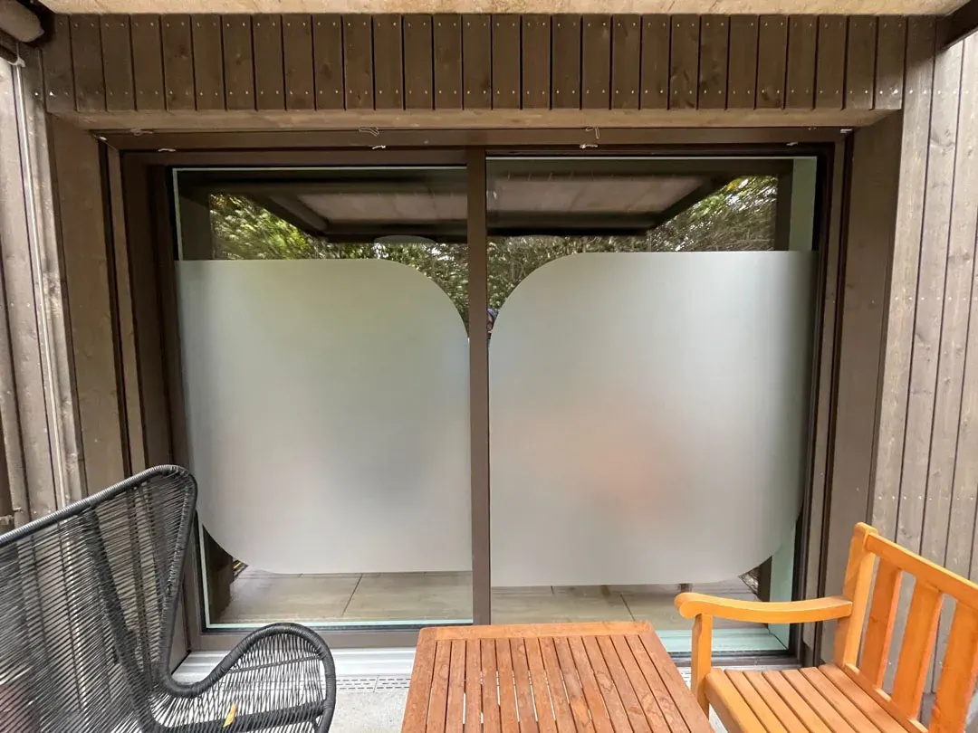 Sichtschutz mit Glasdekor in Milchglas-Optik