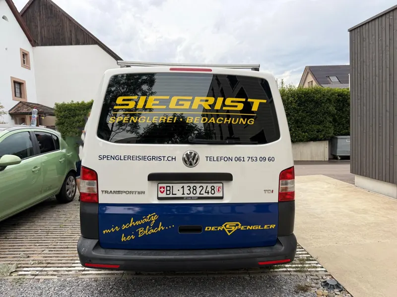 Nachher: Heck – Name, Telefon und Website auf einen Blick