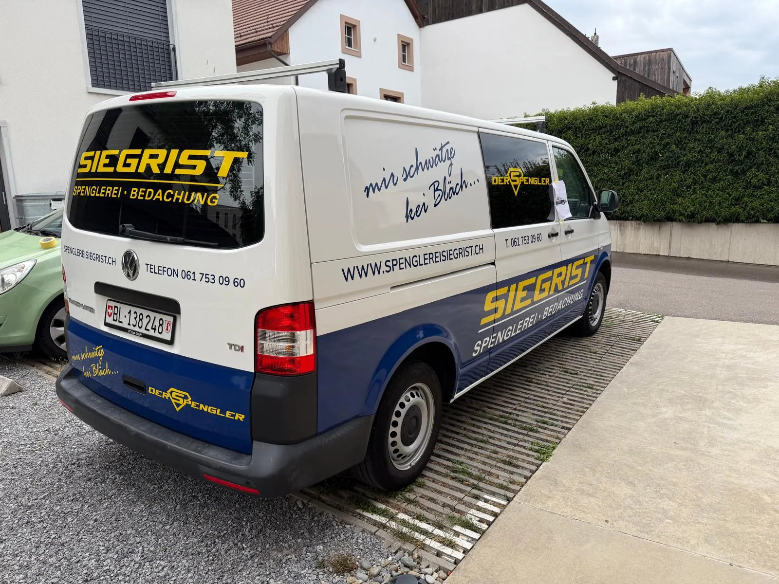 Beschrifteter Lieferwagen der Siegrist Spenglerei Bedachungen